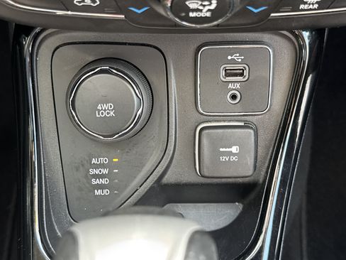 Used 2018 Jeep Compass Limited w/ Navigation Group AWD/4WD image 16