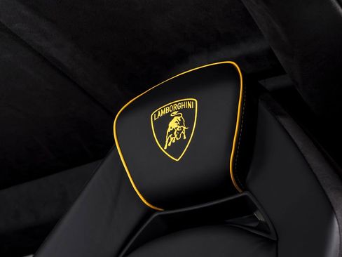 Used 2025 Lamborghini Revuelto image 19