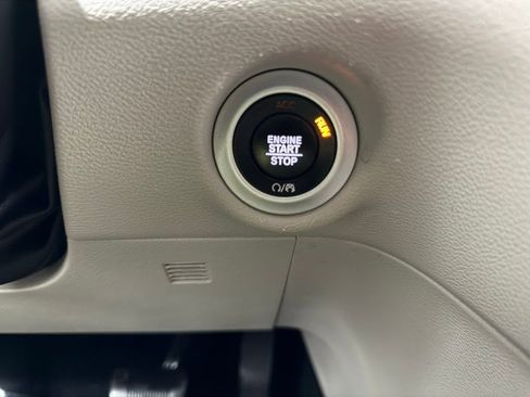 Used 2024 Chrysler Pacifica Touring-L image 41