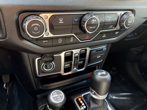 Used 2025 Jeep Wrangler Sport image 29