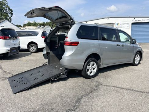 Used 2020 Toyota Sienna L FWD image 2