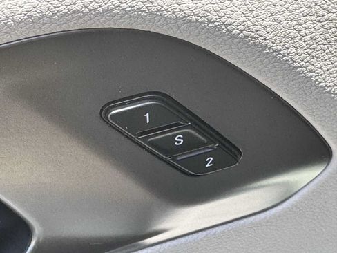 Used 2023 Chrysler Pacifica Touring-L FWD image 7