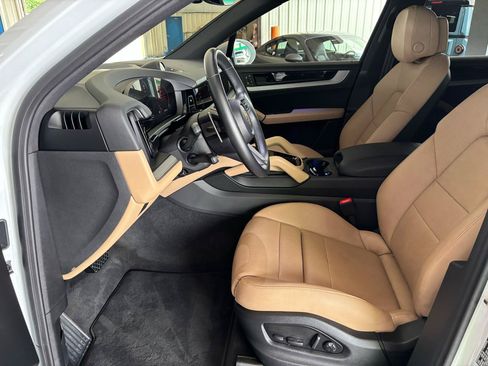 Used 2025 Porsche Cayenne w/ Premium Package Plus AWD/4WD image 13
