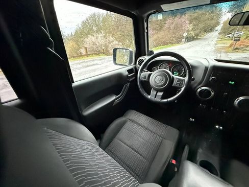 Used 2011 Jeep Wrangler Unlimited Rubicon w/ Dual Top Group AWD/4WD image 18