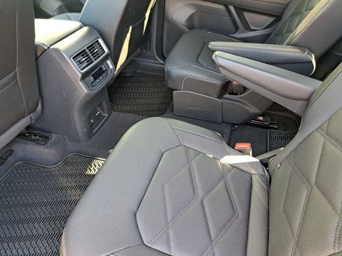 Used 2024 Volkswagen Atlas SE w/ Black Wheel Package image 22