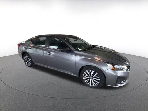 Used 2025 Nissan Altima 2.5 SV image 2