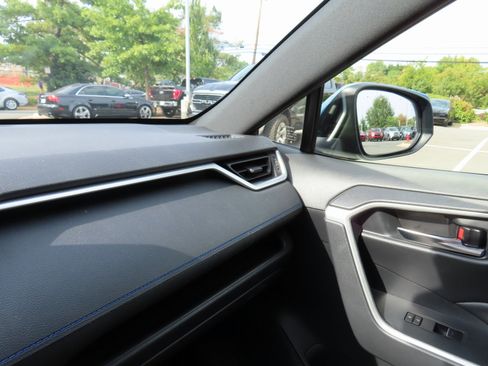 Used 2022 Toyota RAV4 SE w/ Convenience Package image 21