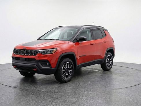Used 2025 Jeep Compass Trailhawk AWD/4WD image 3