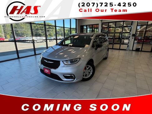 Used 2024 Chrysler Pacifica Touring-L FWD image 2