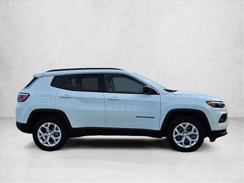 Used 2024 Jeep Compass Latitude image 4