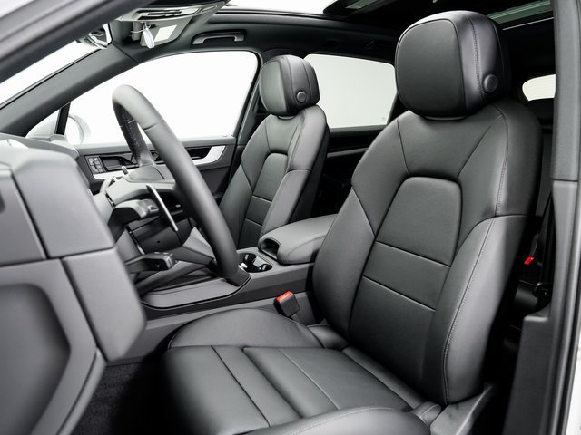 Certified 2026 Porsche Cayenne AWD/4WD image 5