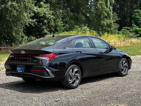 Certified 2025 Hyundai Elantra Limited FWD image 9