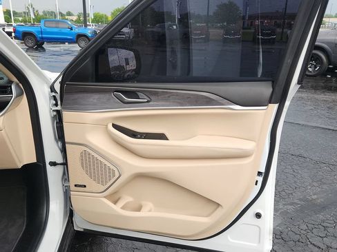 Used 2022 Jeep Grand Cherokee Limited AWD/4WD image 10