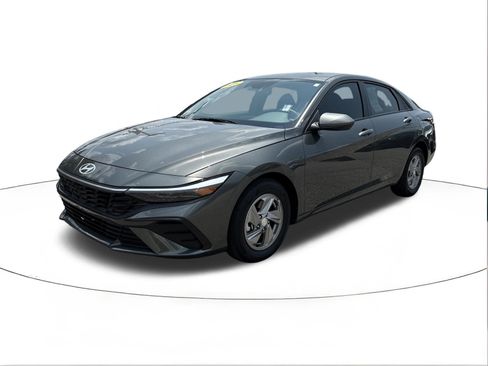 Certified 2026 Hyundai Elantra SE FWD image 7
