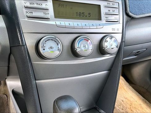 Used 2010 Toyota Camry LE image 22