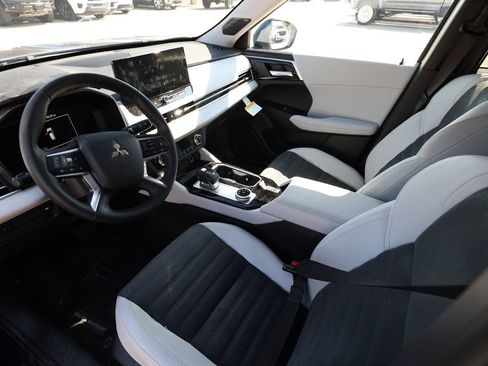 Used 2025 Mitsubishi Outlander SE FWD image 9