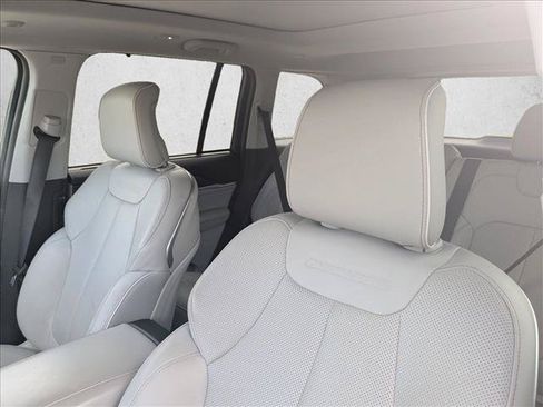 Certified 2022 Jeep Grand Cherokee Overland w/ Luxury Tech Group IV RWD image 15