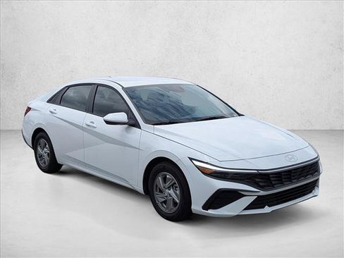 Certified 2026 Hyundai Elantra SE w/ Cargo Package FWD image 3