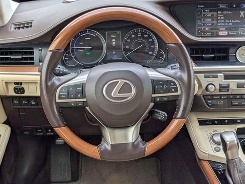 Used 2016 Lexus ES 300h w/ Luxury Package w/Wood Trim FWD image 15