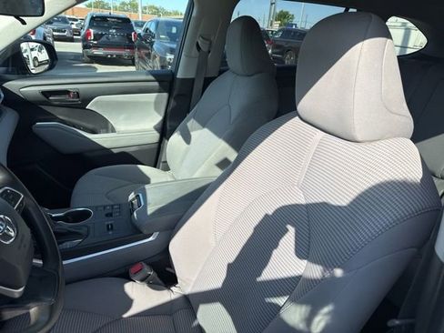 Used 2023 Toyota Highlander L FWD image 12