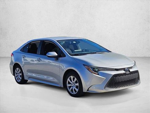 Used 2021 Toyota Corolla LE image 3
