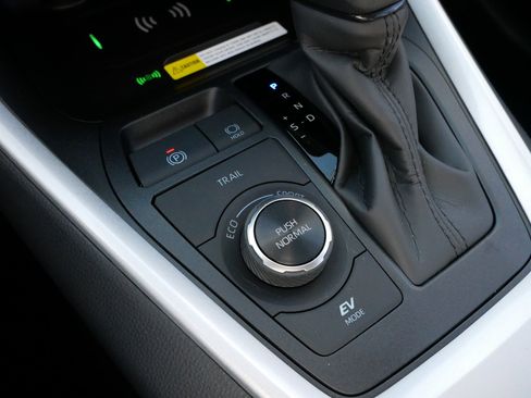 Certified 2025 Toyota RAV4 XLE w/ Convenience Package image 28