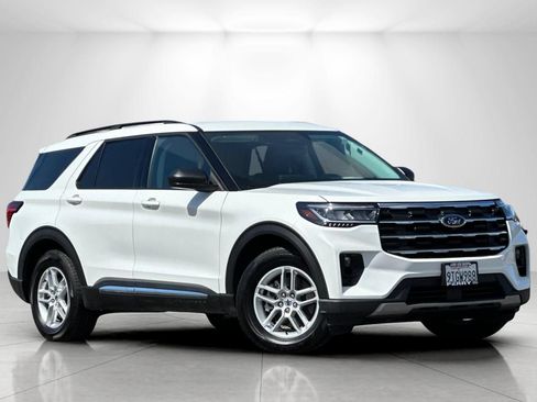 Used 2025 Ford Explorer Active w/ Active Comfort Package RWD image 1