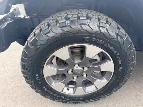 Used 2018 Jeep Wrangler Unlimited Sahara w/ Uconnect 4C Nav & Sound Group AWD/4WD image 13