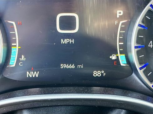 Used 2024 Chrysler Pacifica Touring-L image 36