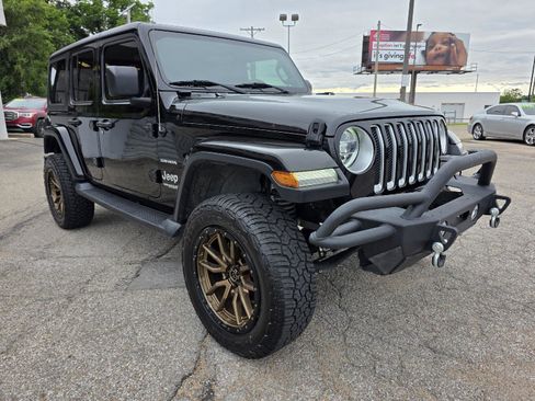 Used 2018 Jeep Wrangler Unlimited Sahara w/ Dual Top Group AWD/4WD image 3