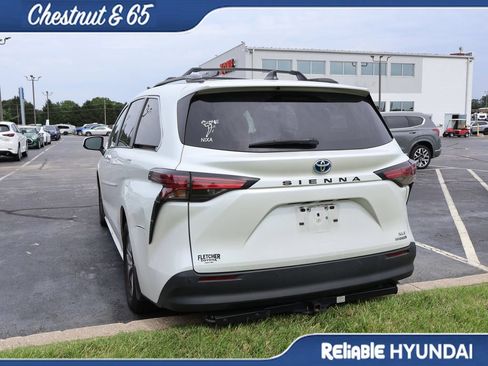 Used 2022 Toyota Sienna XLE w/ XLE Plus Package FWD image 17