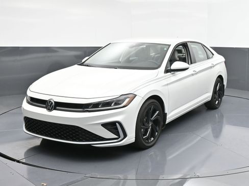 Used 2025 Volkswagen Jetta SE w/ Black Wheel Package image 4