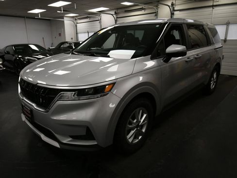 Used 2022 Kia Carnival LX image 4