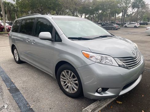 Used 2014 Toyota Sienna XLE w/ XLE Premium Package image 4