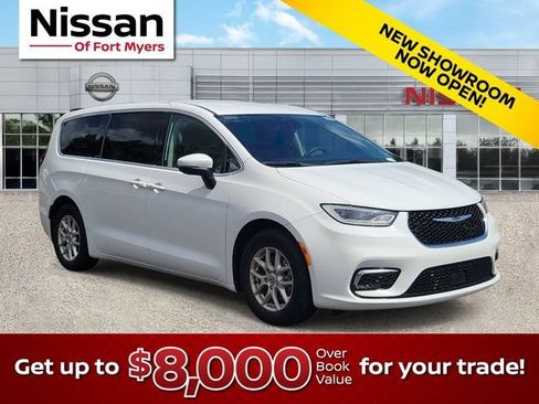 Used 2023 Chrysler Pacifica Touring-L FWD image 1