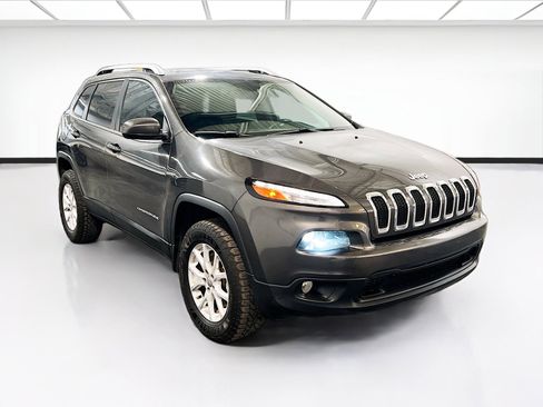 Used 2017 Jeep Cherokee Latitude w/ Comfort/Convenience Group AWD/4WD image 3