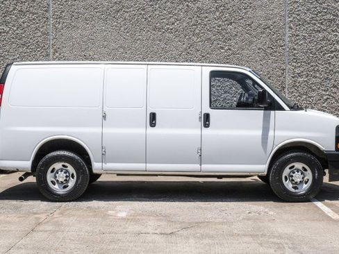 Used 2023 Chevrolet Express 3500 w/ Driver Convenience Package RWD image 9