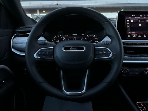 Used 2025 Jeep Compass Latitude image 33