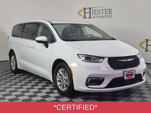 Used 2023 Chrysler Pacifica Touring-L FWD image 2