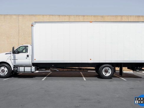 Used 2017 Ford F750 2WD Regular Cab Super Duty image 5