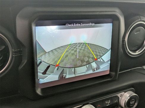 Used 2020 Jeep Wrangler Unlimited Sahara image 21