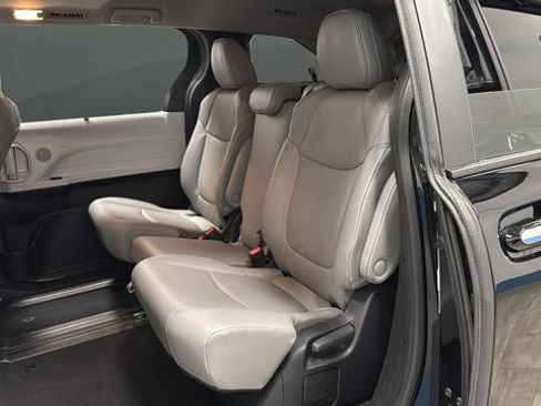 Used 2025 Toyota Sienna XLE FWD image 23