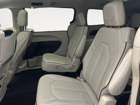 Used 2017 Chrysler Pacifica Limited FWD image 13