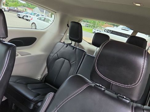 Used 2024 Chrysler Pacifica Touring-L FWD image 13