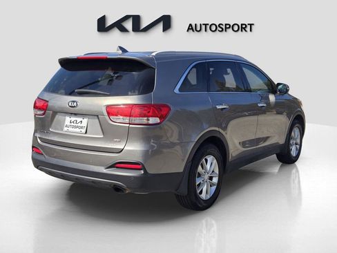 Used 2018 Kia Sorento LX image 9