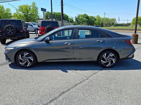 Used 2025 Hyundai Elantra Sport FWD image 4