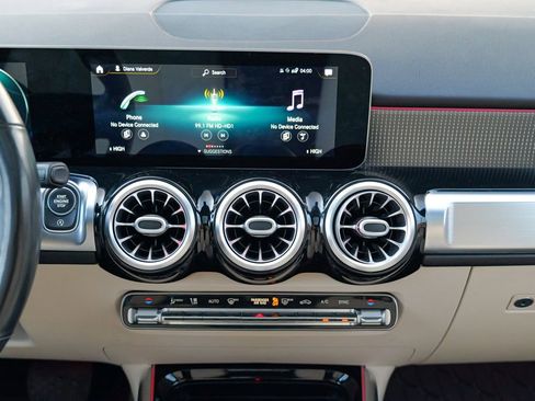 Used 2021 Mercedes-Benz GLB 250 4MATIC image 39