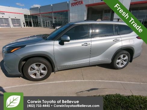 Used 2022 Toyota Highlander LE AWD/4WD image 7