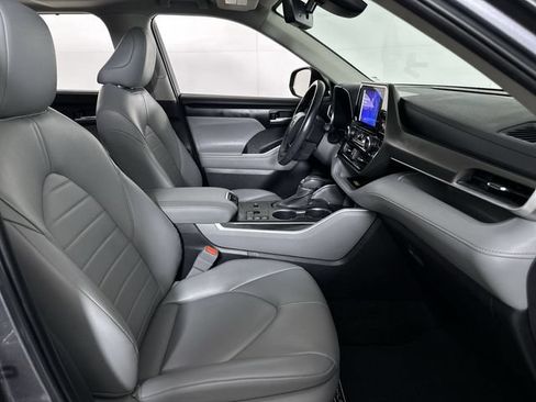 Used 2023 Toyota Highlander XLE AWD/4WD image 29