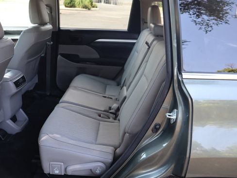 Used 2017 Toyota Highlander Plus w/ Carpet Mat Package AWD/4WD image 20